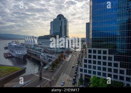 Blick auf Canada Place am Ufer der Innenstadt von Vancouver. Das Kreuzfahrtschiff liegt vor Anker und wartet auf das Aussteigen der Passagiere Stockfoto