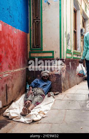 Junger Mann schläft auf der Straße in Varanasi, Indien; Varanasi, Uttar Pradesh, Indien Stockfoto