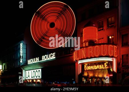 Kabarett in Neonlichtern bei Nacht in Paris; Paris, Frankreich Stockfoto