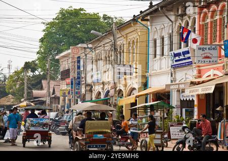 Geschäftige Straßenszene in Siem Reap; Siem Reap, Kambodscha Stockfoto