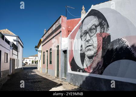 Porträt eines Mannes, gemalt auf einer Gebäudewand in der Stadt Faro an der Algarve in Portugal. Faro ist die Hauptstadt der Alga im Süden Portugals... Stockfoto