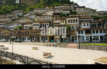 Die Uferstraße Rruga Antipatrea im historischen Mangalem-Viertel Berat in Albanien. Berat gehört zum UNESCO-Weltkulturerbe Stockfoto