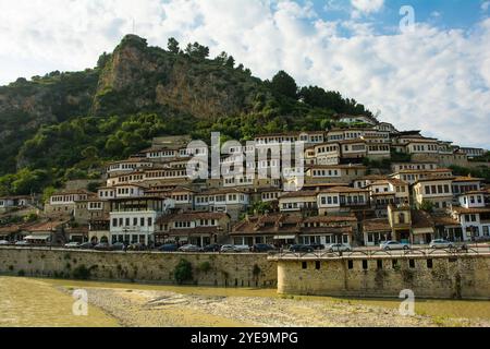 Traditionelle osmanische Häuser im historischen Mangalem-Viertel Berat in Albanien. UNESCO-Weltkulturerbe, Stadt der tausend Fenster Stockfoto