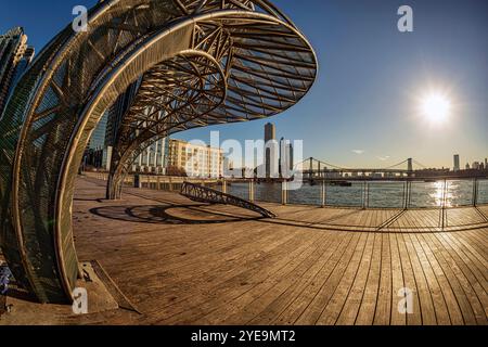 Crescendo-Skulptur bei Sonnenuntergang am North 5th Street Pier and Park, Brooklyn, New York, USA; Brooklyn, New York, Vereinigte Staaten von Amerika Stockfoto