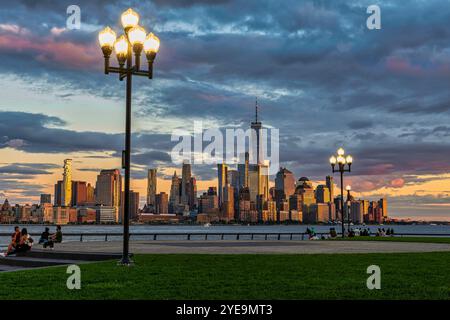 Skyline von Lower Manhattan bei Sonnenuntergang vom Pier A Park/Hoboken Riverside Park in New Jersey, USA; Hoboken, New Jersey, Vereinigte Staaten von Amerika Stockfoto