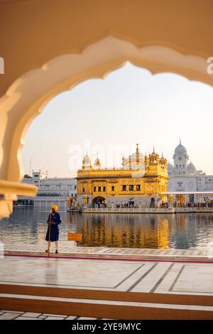 Goldener Tempel, ein Sikh Gurdwara mit Wasserbecken und eingerahmt von einem gewellten Bogen, in Amritsar, Punjab, Indien; Amritsar, Punjab, Indien Stockfoto