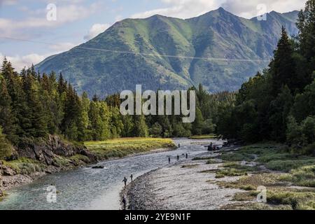 Fischer fischen an der Küste des Bird Creek in den Chugach Mountains in Alaska, USA; Anchorage, Alaska, Vereinigte Staaten von Amerika Stockfoto