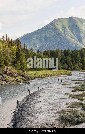 Fischer fischen an der Küste des Bird Creek in den Chugach Mountains in Alaska, USA; Anchorage, Alaska, Vereinigte Staaten von Amerika Stockfoto