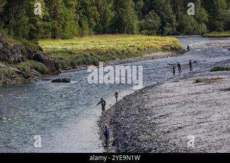 Fischer fischen an der Küste des Bird Creek in den Chugach Mountains in Alaska, USA; Anchorage, Alaska, Vereinigte Staaten von Amerika Stockfoto