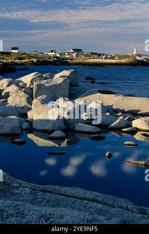 Gemeinschaft von Peggy's Cove mit Leuchtturm und Häusern entlang der Küste von Nova Scotia, Kanada; Peggy's Cove, Nova Scotia, Kanada Stockfoto