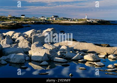 Gemeinschaft von Peggy's Cove mit Leuchtturm und Häusern entlang der Küste von Nova Scotia, Kanada; Peggy's Cove, Nova Scotia, Kanada Stockfoto