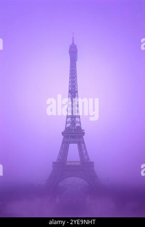 Eiffelturm im Nebel in der Dämmerung; Paris, Frankreich Stockfoto