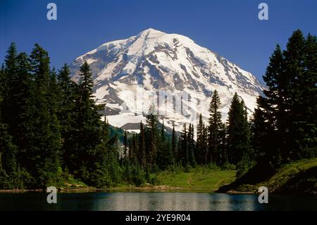 Mount Rainier und Eunice Lake im Mount Rainier National Park, Washington, USA; Washington, Vereinigte Staaten von Amerika Stockfoto