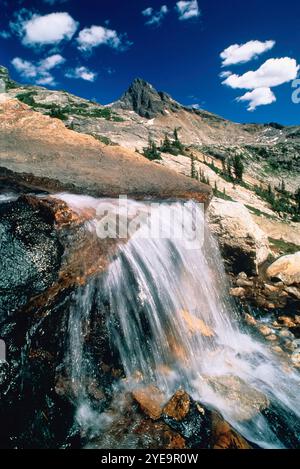 Wunderschöner Wasserfall auf felsigem Gelände an den Gwillim Lakes im Valhalla Provincial Park, BC, Kanada; British Columbia, Kanada Stockfoto