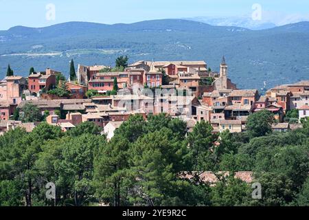 Blick oder Skyline des hoch gelegenen Dorfes oder Hilltop Village von Roussillon Vaucluse Luberon Provence Frankreich Stockfoto