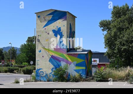 Lackierte oder dekorierte elektrische Unterstation, Umspannstation oder Transformatorturm, Urban Art oder Street Art, Provence Frankreich Stockfoto