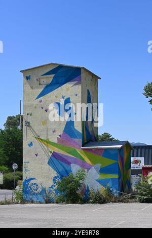 Lackierte oder dekorierte elektrische Unterstation, Umspannstation oder Transformatorturm, Urban Art oder Street Art, Provence Frankreich Stockfoto