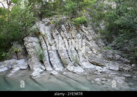 Exponierte Felsschichten und Fluss Asse de Blieux im Geopark de Haute Provence & Verdon Regional Park Blieux Provence Frankreich Stockfoto