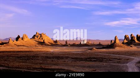 Blick auf die Trona Pinnacles im National Natural Landmark von Trona, Kalifornien, USA; Trona, Kalifornien, Vereinigte Staaten von Amerika Stockfoto