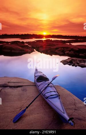 Kajak auf Head Island bei Sonnenuntergang, Thirty Thousand Island in Georgian Bay; Ontario, Kanada Stockfoto