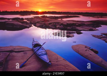 Kajak auf Head Island bei Sonnenuntergang, Thirty Thousand Island in Georgian Bay; Ontario, Kanada Stockfoto