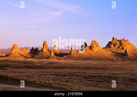 Blick auf die Trona Pinnacles in der Abenddämmerung im National Natural Landmark of Trona, Kalifornien, USA; Trona, Kalifornien, Vereinigte Staaten von Amerika Stockfoto