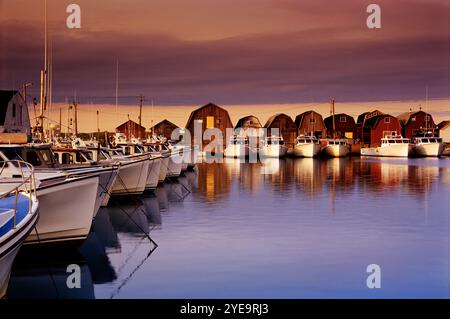 Im Hafen eines Fischerdorfes spiegeln sich Fischerboote und Schuppen im Spiegelbild wider; Malpeque, Queens County, Prince Edward Island, Kanada Stockfoto