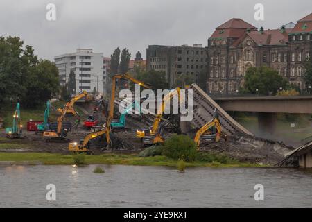 Am Abend des zweiten Tages nach dem teilweisen Einsturz der Carolabrücke in Dresden sind die Abrißarbeiten in vollem Gange. Zuvor ist ein Teil der Brücke auf einer Länge von rund 100 Metern eingestürzt. Zahlreiche Schaulustige und Katastrophen-Touristen kommen an die Elbe um einen Blick auf die eingestürzten Brückenteile zu werfen und Handyfotos zu machen. Die Carolabrücke ist eine der vier Elbbrücken in der Dresdner Innenstadt. Sie werden im Süden in der Altstadt durch den Rathenauplatz und im Norden in der Inneren Neustadt durch den Carolaplatz begrenzt. Von 1971 bis 1991 trug die Brücke nach Stockfoto