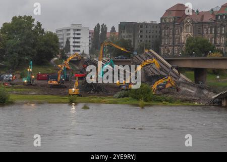 Am Abend des zweiten Tages nach dem teilweisen Einsturz der Carolabrücke in Dresden sind die Abrißarbeiten in vollem Gange. Zuvor ist ein Teil der Brücke auf einer Länge von rund 100 Metern eingestürzt. Zahlreiche Schaulustige und Katastrophen-Touristen kommen an die Elbe um einen Blick auf die eingestürzten Brückenteile zu werfen und Handyfotos zu machen. Die Carolabrücke ist eine der vier Elbbrücken in der Dresdner Innenstadt. Sie werden im Süden in der Altstadt durch den Rathenauplatz und im Norden in der Inneren Neustadt durch den Carolaplatz begrenzt. Von 1971 bis 1991 trug die Brücke nach Stockfoto