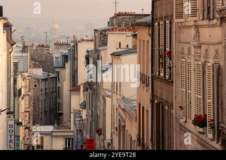Blick auf die Architektur von Montmartre in Paris; Paris, Frankreich Stockfoto