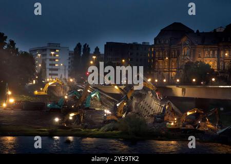 Am Abend des zweiten Tages nach dem teilweisen Einsturz der Carolabrücke in Dresden sind die Abrißarbeiten in vollem Gange. Zuvor ist ein Teil der Brücke auf einer Länge von rund 100 Metern eingestürzt. Zahlreiche Schaulustige und Katastrophen-Touristen kommen an die Elbe um einen Blick auf die eingestürzten Brückenteile zu werfen und Handyfotos zu machen. Die Carolabrücke ist eine der vier Elbbrücken in der Dresdner Innenstadt. Sie werden im Süden in der Altstadt durch den Rathenauplatz und im Norden in der Inneren Neustadt durch den Carolaplatz begrenzt. Von 1971 bis 1991 trug die Brücke nach Stockfoto