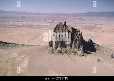 Shiprock in der Hochwüstenebene der Navajo Nation in New Mexico, USA; Shiprock in New Mexico, Vereinigte Staaten von Amerika Stockfoto