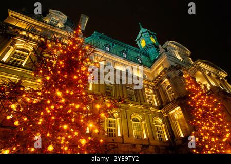 Das Rathaus von Montreal wird zu Weihnachten in Old Montreal beleuchtet; Montreal, Quebec, Kanada Stockfoto