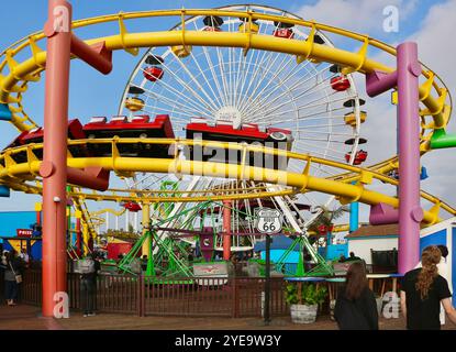 Die Achterbahn Santa Monica West Coaster wurde am 25. Mai 1996 eröffnet und der Pacific Wheel Big Wheel Pacific Park Santa Monica Pier California USA Stockfoto