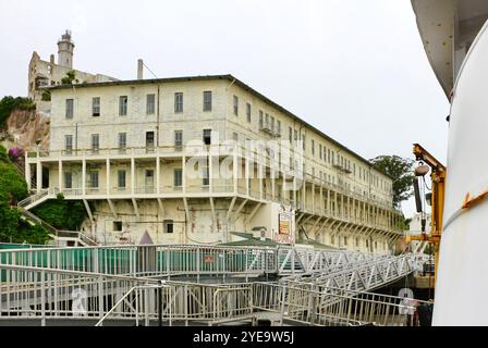 Wir nähern uns dem Bundesgefängnis Alcatraz an Bord einer Alcatraz City Cruises mit dem Hornblower Touristenboot San Francisco Kalifornien USA Stockfoto