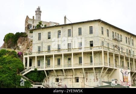 Wir nähern uns dem Bundesgefängnis Alcatraz an Bord einer Alcatraz City Cruises mit dem Hornblower Touristenboot San Francisco Kalifornien USA Stockfoto