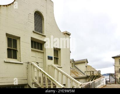 Zuerst eine Kapelle und eine Schule, die Wohnräume für Gefängnismitarbeiter aus dem Jahr 1934, genannt Bachelor’s Quarters Build 1920's Alcatraz San Francisco USA Stockfoto