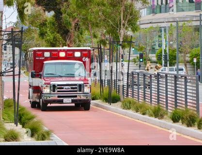 Ford Ambulance 61 betrieben durch das Emergency Medical Response System San Francisco Fire Department auf einen Notruf San Francisco Kalifornien USA Stockfoto