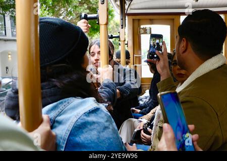 An Bord einer San Francisco Seilbahn voller Touristen Powell Street San Francisco Kalifornien USA Stockfoto