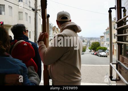 An Bord einer San Francisco Seilbahn voller Touristen Powell Street San Francisco Kalifornien USA Stockfoto