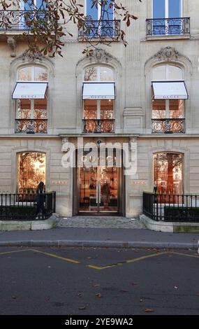 Leute, die am Gucci-Laden auf den Champs Elysees in Paris vorbeilaufen. Stockfoto