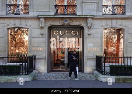 Leute, die am Gucci-Laden auf den Champs Elysees in Paris vorbeilaufen. Stockfoto