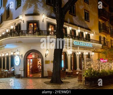 Das Golden Gate Grand Cafe in Funchal, Madeira bei Nacht. Stockfoto