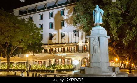 Die Statue von João Goncalves Zarco, mit dem Golden Gate Grand Cafe im Hintergrund in Funchal, Madeira, Portugal. Stockfoto