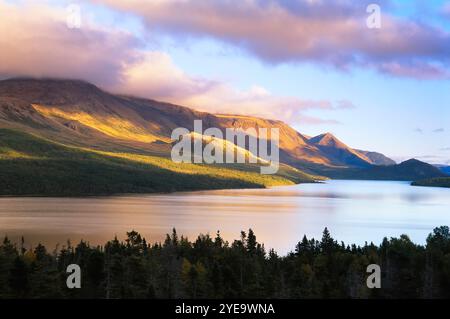 Blick auf die zerklüftete Landschaft im Gros Morne National Park in der Dämmerung vom Trout River Pond Trail, Neufundland, Kanada Stockfoto