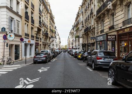 Eine enge Straße in Paris mit wunderschönen Gebäuden und geparkten Autos. Paris, Frankreich - 30. Oktober 2024 Stockfoto