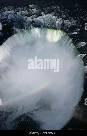 Aus der Vogelperspektive direkt über den Kanadischen Horseshoe Falls der Niagarafälle in Ontario; Ontario, Kanada Stockfoto