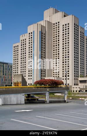 Krankenhaus und Parkhaus in Vancouver, BC, Kanada; Vancouver, British Columbia, Kanada Stockfoto