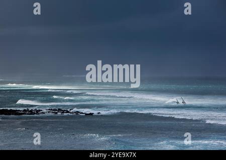 Windsurfer am Ho'okipa Beach, Maui, Hawaii, USA; Maui, Hawaii, Vereinigte Staaten von Amerika Stockfoto