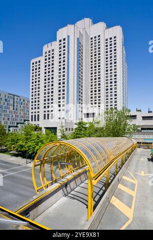 Überdachter Fußgängerweg vor einem Krankenhaus in Vancouver, BC, Kanada; Vancouver, British Columbia, Kanada Stockfoto